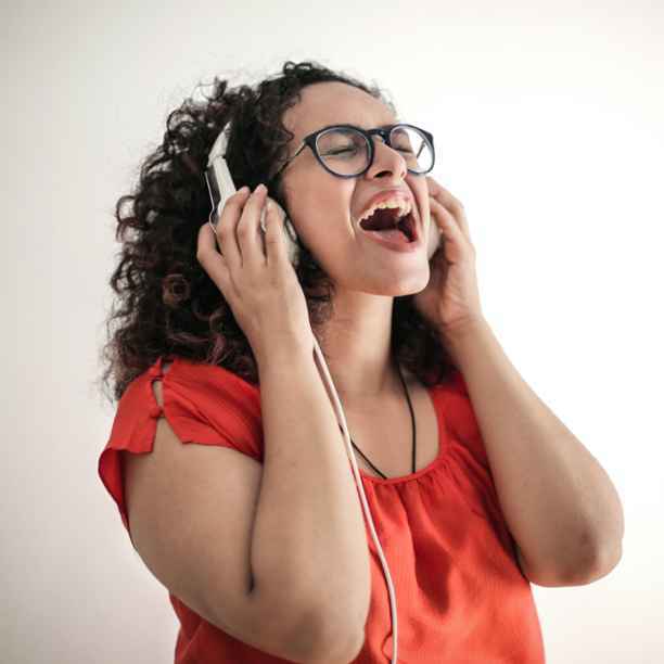 Diez podcasts transformadores para escuchar este verano