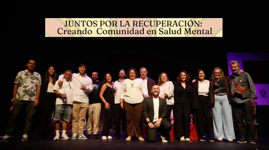 Un grupo de personas con un cartel de AFEMPES detrás de ellos