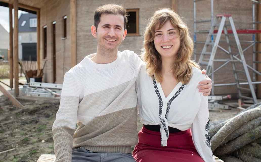 pareja sonriendo mirando a la cámara